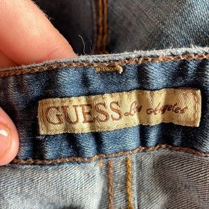 They are blue jeans and the brand is guess